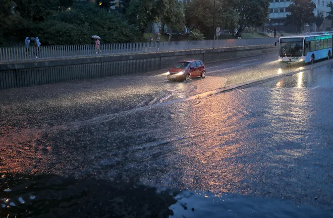 Med včerajšnjim neurjem je znova zalilo podvoze v središču Ljubljane. FOTO: Blaž Samec 