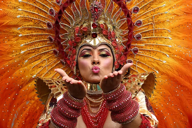 Portret nastopajoče med glavno parado karnevala Notting Hill. Največja poulična zabava v Evropi, kakor Londončani označujejo letos že 59. tradicionalni karneval na Notting Hillu, je privabila okoli pol milijona zabave željnih obiskovalcev. Foto: Henry Nicholls/Afp