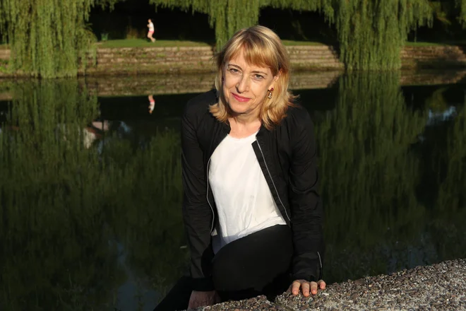 Miriam Drev je dobitnica Veronikine nagrade za pesniško zbirko Zdravljenje prednikov. FOTO: Alenka Slavinec