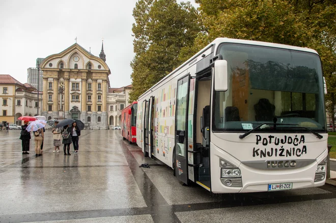 Na novem bibliobusu bodo bralci lahko izbirali med 7500 enotami knjižničnega gradiva. FOTO: Voranc Vogel/Delo