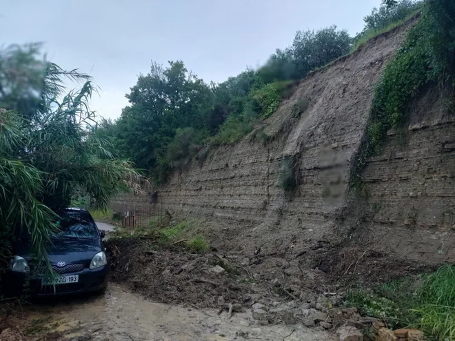 Po besedah Igorja Rakarja, vodje koprske Medobčinske službe za zaščito, reševanje in varstvo okolja, so imeli danes največ težav s čiščenjem cest zaradi številnih plazov. FOTO: Mestna občina Koper
