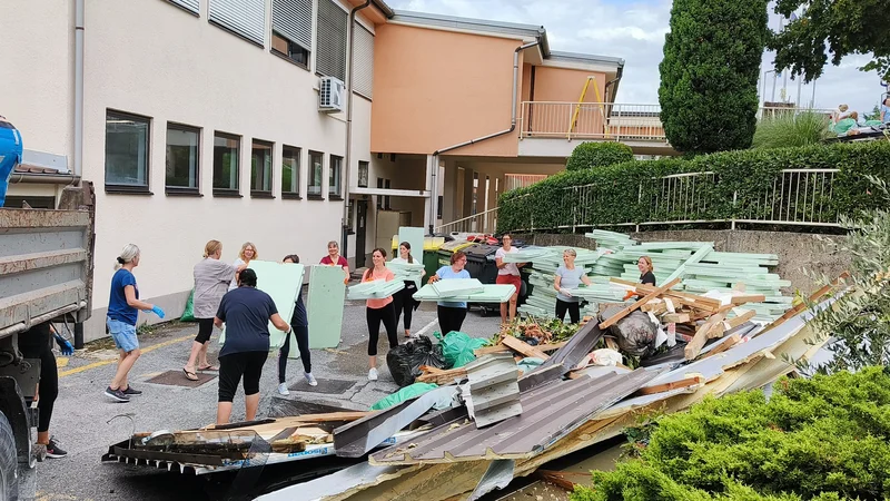 Fotografija: V Osnovni šoli Šmarje pri Kopru, ki jim je veter odnesel več sto kvadratnih metrov strehe, so se odprave posledic ponedeljkove ujme lotili vsi zaposleni. FOTO: OŠ Šmarje pri Kopru