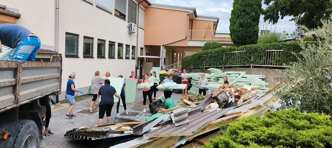 V Osnovni šoli Šmarje pri Kopru, ki jim je veter odnesel več sto kvadratnih metrov strehe, so se odprave posledic ponedeljkove ujme lotili vsi zaposleni. FOTO: OŠ Šmarje pri Kopru