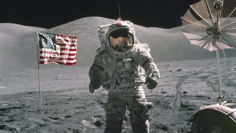 Fotografija: Zadnji človek na Luni je bil Gene Cernan (na fotografiji) decembra 1972. Zdaj je Luna znova zanimiva za več agencij, zato je zanimivo tudi vprašanje o času na Luni. FOTO: Nasa

 