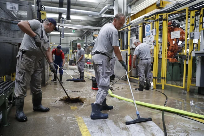 Čiščenje v podjetju KLS po poplavah. FOTO: Leon Vidic/Delo