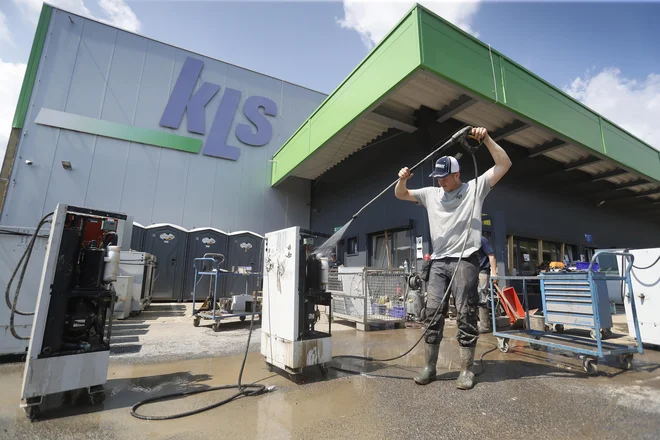 Čiščenje v podjetju KLS po poplavah. FOTO: Leon Vidic/Delo
