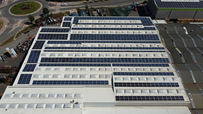 Povsem drugačen pogled na industrijske objekte, kot smo jih vajeni – na fotografiji del naše aktualne sončne elektrarne SE Postojna 1, že 30. sončne elektrarne, na kateri omogočamo vlaganje presežnih finančnih sredstev državljanov Republike Slovenije. V Sloveniji lahko samo na tej sončni elektrarni zakupite sončne module (na voljo je 1600 sončnih modulov). FOTO: Moja elektrarna