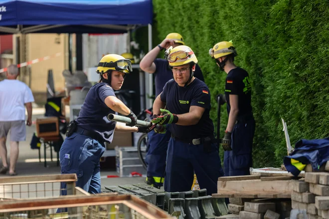 Samo za nujne nakupe cevi, potopnih črpalk, oblek in škornjev za posredovanje pa bi trenutno potrebovali okoli 122.000 evrov. FOTO: Črt Piksi/Delo