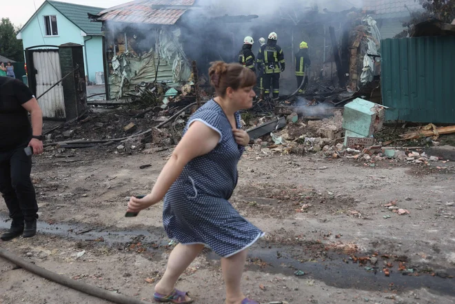 Kijev je bil ponoči tarča silovitega ruskega obstreljevanja z manevrirnimi raketami in droni, v katerem sta bili ubiti najmanj dve osebi. Vodja vojaške uprave mesta Sergej Popko je dejal, da je bil to najbolj silovit napad na prestolnico od pomladi. Ukrajinska protizračna obramba je uničila več kot 20 sovražnikovih ciljev. Ruske sile so najprej iz več smeri mesto napadale z droni, nato pa so ga z bombniki tupoljev Tu-95MS obstreljevale z raketami. Foto: Anatolii Stepanov/Afp
