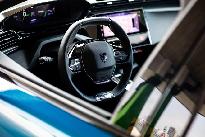 PEUGEOT i-Cockpit® je eden izmed najbolj prepoznavnih elementov potniškega prostora znamke PEUGEOT. ZFOTO: Črt Piksi