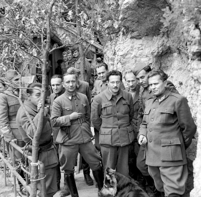 Edvard Kardelj in Josip Broz Tito s tovariši. Prevzeli so NOB.
FOTO:Wikimedia Commons