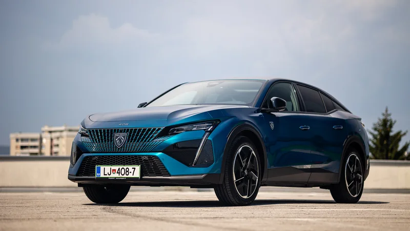 Za osupljivo karoserijsko obliko nove petvratne limuzine PEUGEOT 408 je značilna dinamična in navdihujoča drža "Fastback". FOTO: Črt Piksi