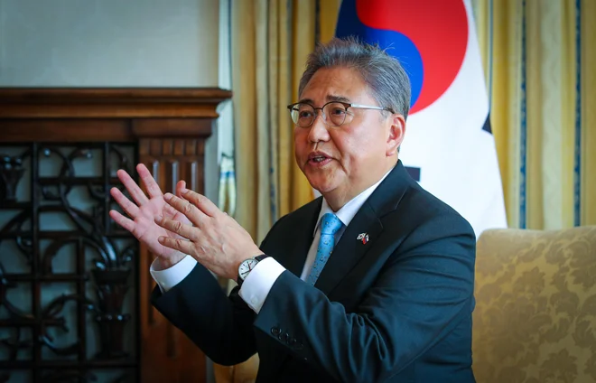 Naj poudarim, da bi bilo zavajajoče, da bi sodelovanje med Južno Korejo, ZDA in Japonsko označili za varnostni blok ali zavezništvo. Iz sodelovanja ne bi radi izključili Kitajske ali bili uperjeni proti njej, pravi Park Džin. FOTO: Matej Družnik/Delo