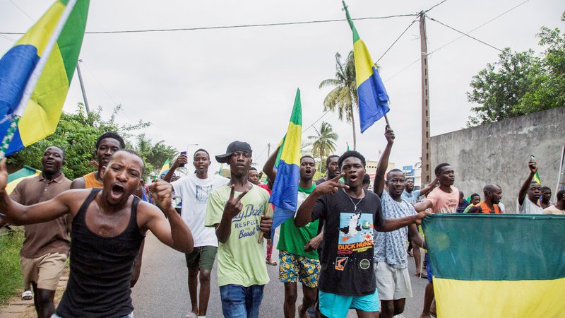 Fotografija: Podporniki pučistov so slavili na ulicah Librevilla. Foto Stringer Reuters