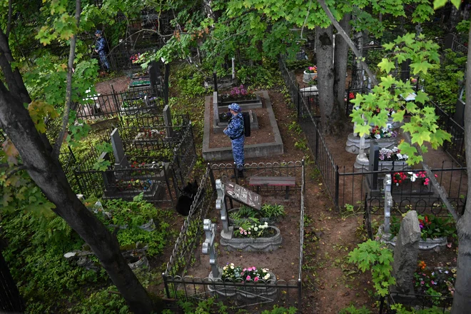 Vojaki na ruskem pokopališču, na katerem so pokopali Prigožina. FOTO: Olga Maltseva/Afp