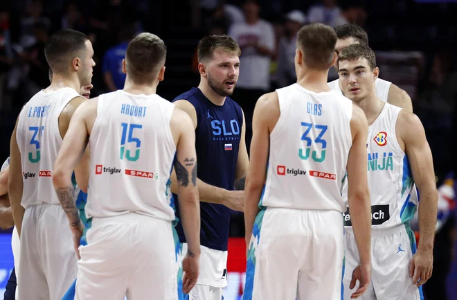 Luka Dončić je zadnjih pet minut tekme pospremil s klopi in dobil nekaj dodatnega odmora. Foto Issei Kato/Reuters