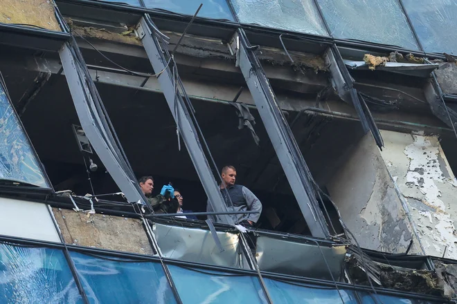 Številnim ukrajinskim dronom je v zadnjih mesecih uspelo doseči tudi Moskvo in čeprav so doslej povzročili razmeroma majhno škodo na pročeljih višjih zgradb, njihovega psihološkega učinka ne gre zanemarjati. FOTO: Evgenia Novozhenina/Reuters
