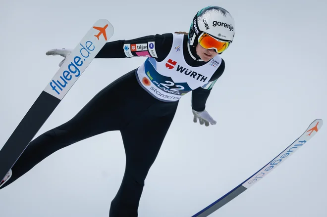 Ema Volavšek pridno zbira stopničke v veliki nagradi FIS. FOTO: Matej Družnik/Delo