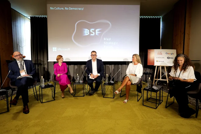 V razpravi Nič kulture, nič demokracije! so sodelovali (z leve) Niels Righolt, Asta Vrečko, moderator Matjaž Gruden, Federica Mogherini in Maja Smrekar. FOTO: Daniel Novakovič/STA