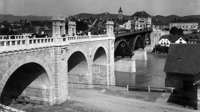 Fotografija: Glavni most je sčasoma postal pomemben del mestne kulturne in gradbene dediščine in ena od razpoznavnih znamenitosti Maribora. FOTO: iz zbirke Pokrajinskega arhiva Maribor