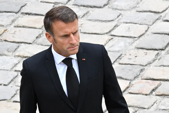 Predsednik Emmanuel Macron se je odločil, da bo prerodil politiko,
zato je ponudil roko političnim tekmecem, tudi nasprotnikom.        FOTO: Bertrand Guay/AFP