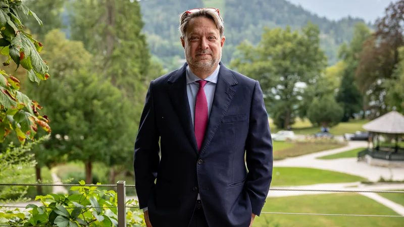 »V Sloveniji želimo ustvariti približno 500 novih visokokvalificiranih delovnih mest v okviru naših naložbenih načrtov za gradnjo centra za proizvodnjo podobnih bioloških zdravil v Lendavi in razvojnega centra za podobna biološka zdravila v Ljubljani,« načrtuje prvi človek Sandoza Richard Saynor. FOTO: Črt Piksi/Delo