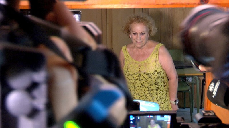 Fotografija: Ángeles Béjar, mati predsednika Kraljeve španske nogometne zveze Luisa Rubialesa, se je zatekla v cerkev v domačem Motrilu, kjer je pritegnila veliko pozornost medijev. FOTO: Mariano Valldolid/Reuters