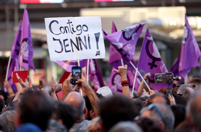 Solidarnost z nogometašico in hkrati protest proti seksističnemu vedenju v španski družbi. FOTO: Isabel Infantes/Reuters