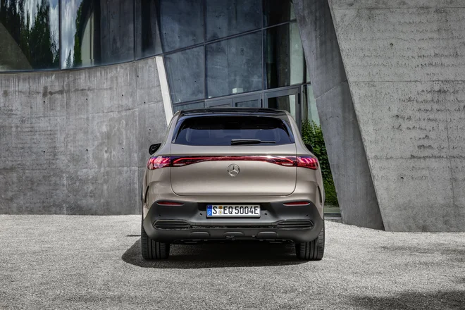 Zaradi vrhunske aerodinamike je EQE SUV eden redkih električnih avtomobilov, ki ga zaradi dosega avtocestne hitrosti ne ovirajo.  FOTO: Mercedes-Benz AG 