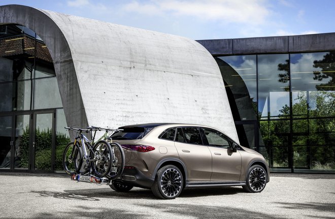 Avtomobil EQE SUV omogoča vleko večjih prikolic ali namestitev strešnih kovčkov in nosilcev za prevoz koles. FOTO: Mercedes-Benz AG 