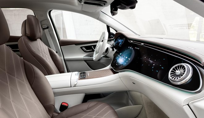 Veliki zaslon je stilsko integriran v armaturno ploščo in je središče vozila. Prek inteligentne prilagodljive programske opreme je povezan z vsemi komponentami vozila, vozniku in potnikom pa omogoča izjemno uporabniško izkušnjo. FOTO: Mercedes-Benz AG 