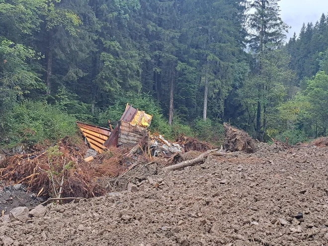 To je vse, kar je ostalo družini Krajnc. Nič. FOTO: Špela Kuralt/Delo