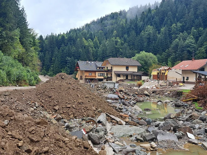 Štiri tedne po poplavah je življenje v Strugah še daleč od normalnih tirnic. FOTO: Špela Kuralt/Delo