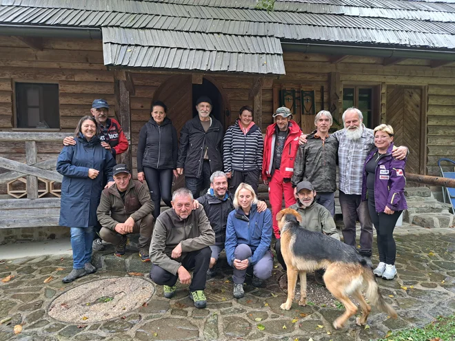 Prostovoljci so se po napornem dnevu, ko so spet opravili veliko in plemenito delo, malo odpočili ter poveselili pri patru Karlu Gržanu. FOTO: Špela Kuralt/Delo