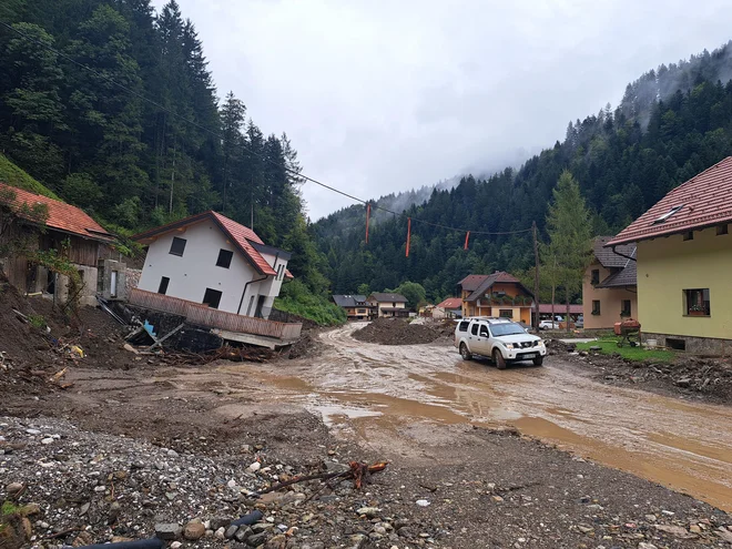 Mnogi v Strugah še vedno ne vedo, kaj bo z njihovimi hišami. FOTO: Špela Kuralt/Delo