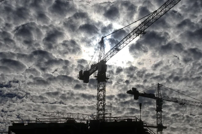 Ko pogledamo v nebo in amatersko oblikujemo napoved, se igramo poznavalce oddaljenih stvari. FOTO: Blaž Samec/Delo