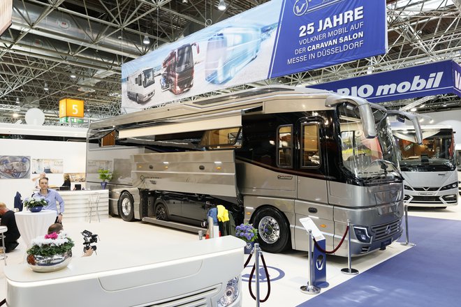 Svojevrstna skrajnost je prestižni bivalnik znamke Variomobil, izdelan na osnovi Mercedesovega tovornjaka actros. Za 2 milijona evrov. FOTO: Messe Düsseldorf