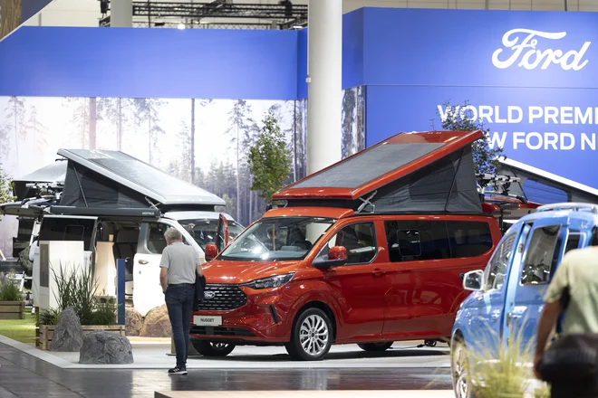 Pester trg počitniških kombijev je z novo generacijo nuggeta obogatil Ford. Novincu so poleg dizelskega motorja namenili tudi priključnohibridni pogonski sklop, znan iz kuge. FOTO: Messe Düsseldorf