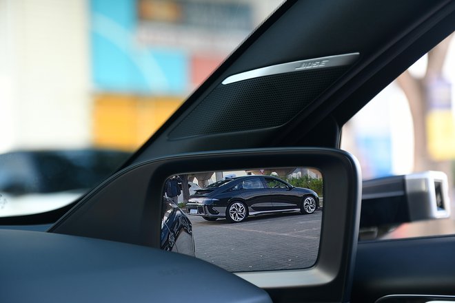 Opcija sta zaslona v sprednjih kotih, kjer gledamo prikaz iz stranskih kamer, namesto ogledal. FOTO: Hyundai