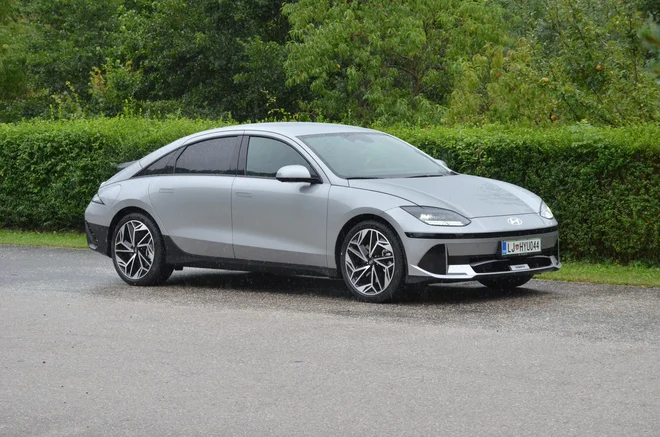 Ioniq 6 je prepoznaven električni avtomobil z elegantno in aerodinamično linijo. FOTO: Gašper Boncelj