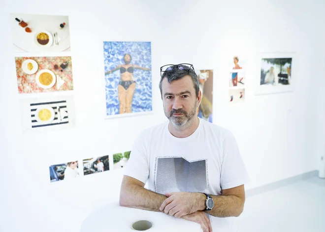 »Vizualna hiperprodukcija lahko ima tudi pozitiven učinek, saj tiste, ki si želijo vstopiti na področje avtorske fotografije, prisili, da veliko bolj temeljito razmislijo o možnosti preseganja uveljavljenih praks,« je dejal Dejan Sluga. FOTO: Jože Suhadolnik