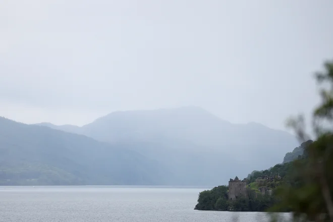 Že stoletja o pošasti v jezeru, ki premore več vode kot vsa jezera v Angliji in Walesu skupaj in slovi kot eno najskrivnostnejših v Združenem kraljestvu, krožijo legende. FOTO: Russell Cheyne/ Reuters