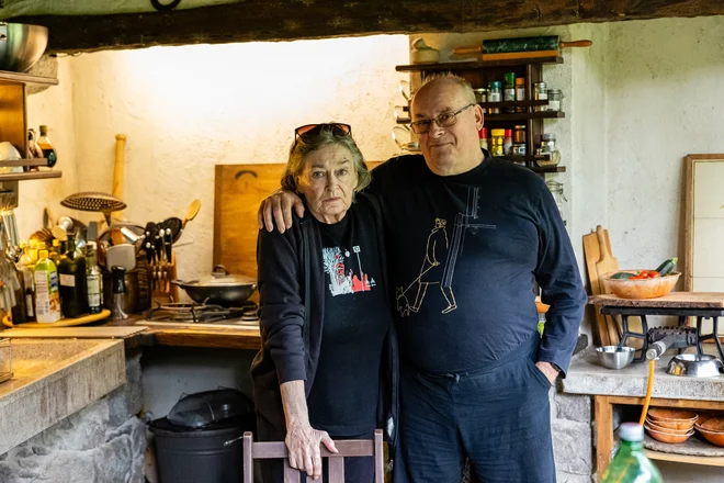 »Vodila naju je ljubezen, a sva oba tudi garala, da je tako, kot je danes,« pravita o svojem domu. FOTO: Črt Piksi