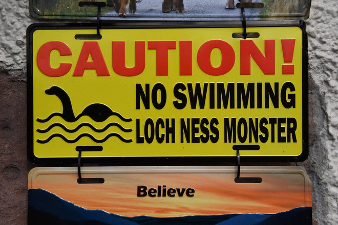 Ob jezeru Loch Ness so naprodaj tudi spominki z motivi Nessie, kot je ta tabla, ki zaradi jezerske pošasti prepoveduje kopanje v jezeru. FOTO: Andy Buchanan/ AFP
