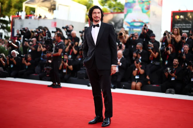 Enza Ferrarija v filmu upodablja ameriški igralec Adam Driver, ki ga lahko na platnih spremljamo že trinajst let. FOTO: Guglielmo Mangiapane/Reuters