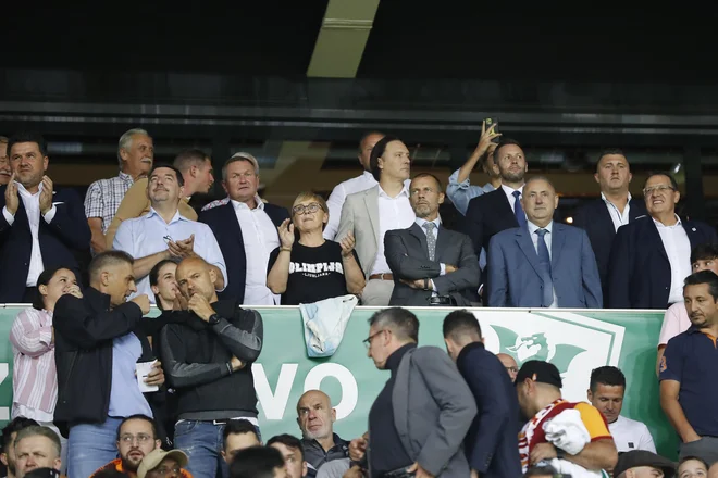 Olimpijin prvi mož Adam Delius (desno) se je poleti imenitno počutil v predsedniški družbi, a takšnih druženj in obiskov bržčas ne bo več, če klub izgubi stik z domačimi fanti. FOTO: Leon Vidic/Delo