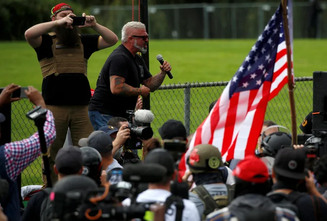 Obsojeni član Ponosnih fantov Joe Biggs na zborovanju v oregonskem Portlandu septembra 2020 Foto Jim Urquhart/Reuters