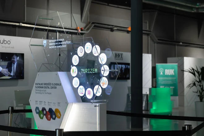 Čeprav se večina debat v podjetjih – in tudi sicer – glede digitalne preobrazbe vrti okoli tehnologije, ta ni najpomembnejša. FOTO: Žiga Intihar