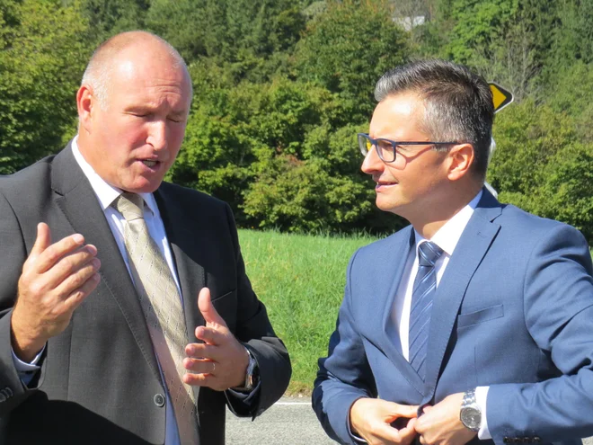 Obrambnega ministra Marjana Šarca je na Golem sprejel ižanski župan Zlatko Usenik. FOTO: Bojan Rajšek/Delo