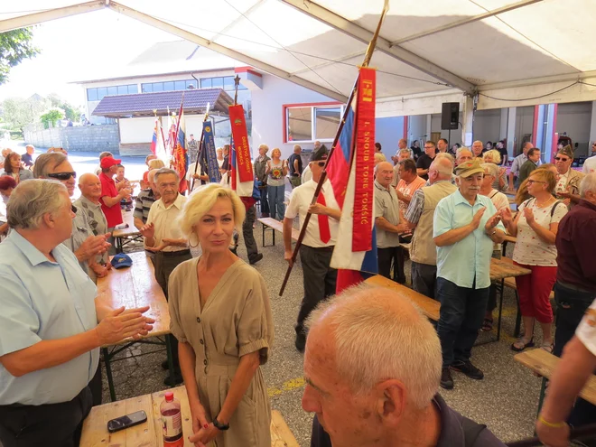 Prihod praproščakov na prireditveni prostor na Golem. FOTO: Bojan Rajšek/Delo